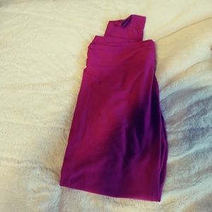 LulaRoe TC Raspberry colored Leggings